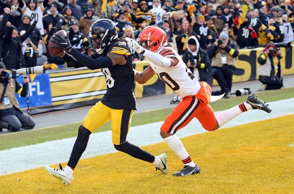 Pittsburgh, Pennsylvania, USA. 24th Dec, 2022. Dec. 24, 2022: Diontae  Johnson #18 during the Pittsburgh Steelers vs Las Vegas Raiders in  Pittsburgh PA at Acrisure Stadium. Brook Ward/AMG (Credit Image: © AMG/AMG