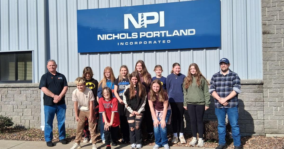 Siswa kelas tujuh Johnsonburg menjelajahi Nichols Portland Inc.