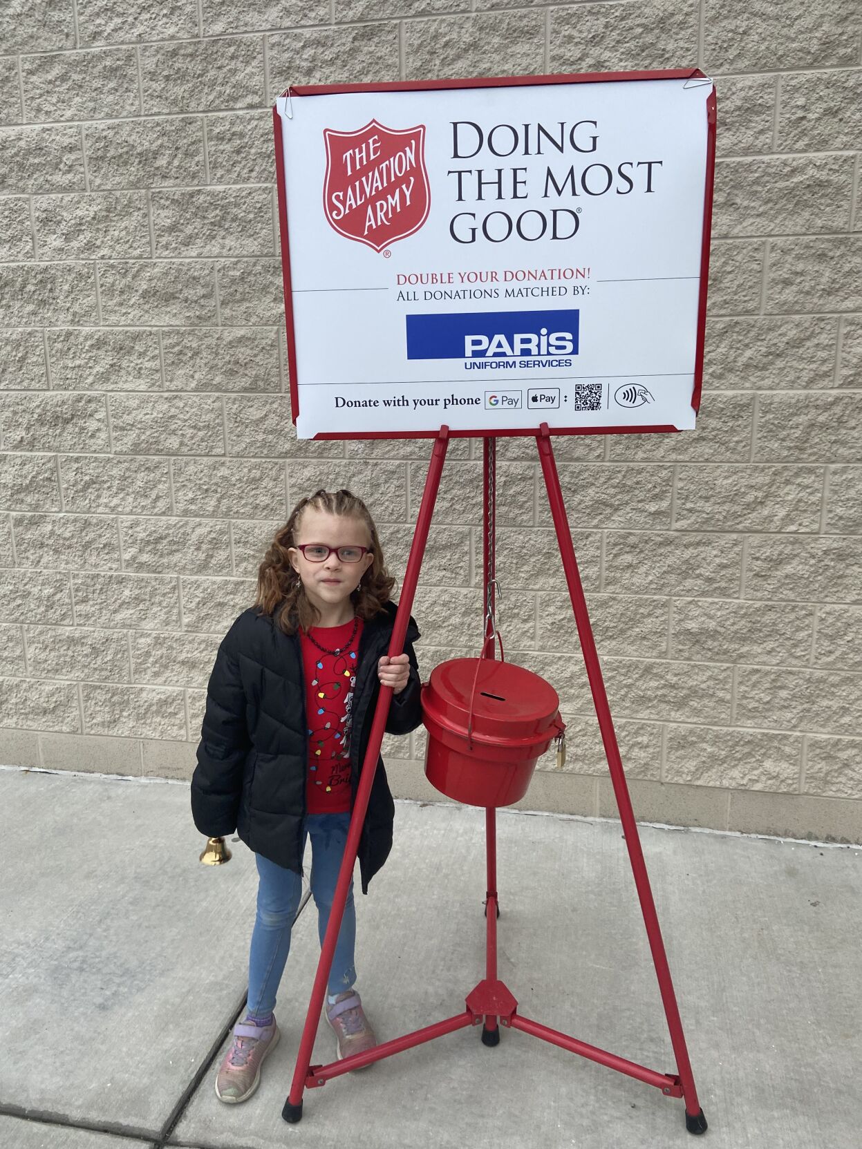 red kettle salvation army volunteer