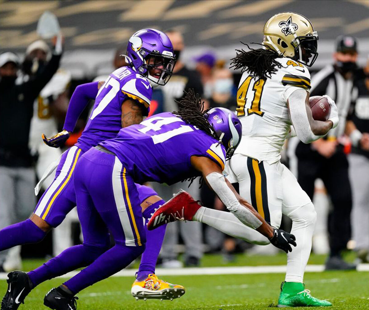 NFL fines Alvin Kamara for Christmas-themed cleats on Christmas