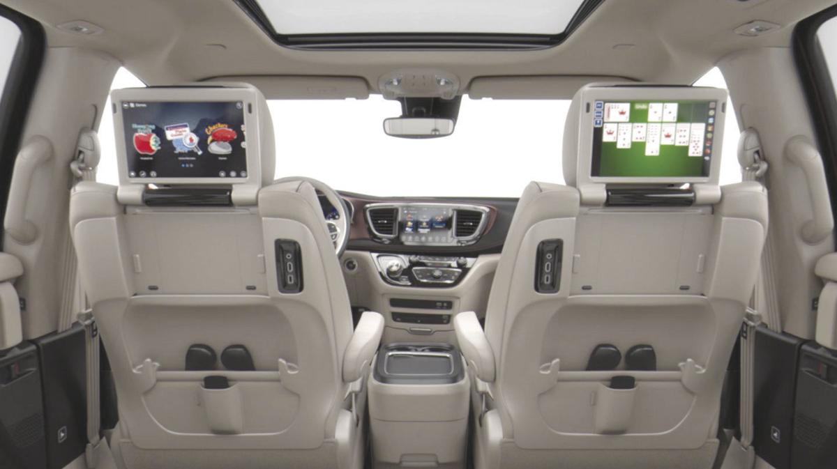 Test Drive 2018 Chrysler Pacifica Arts Living Thedailyreview 2018 Pacifica Interior Entertainment 1 Jpg