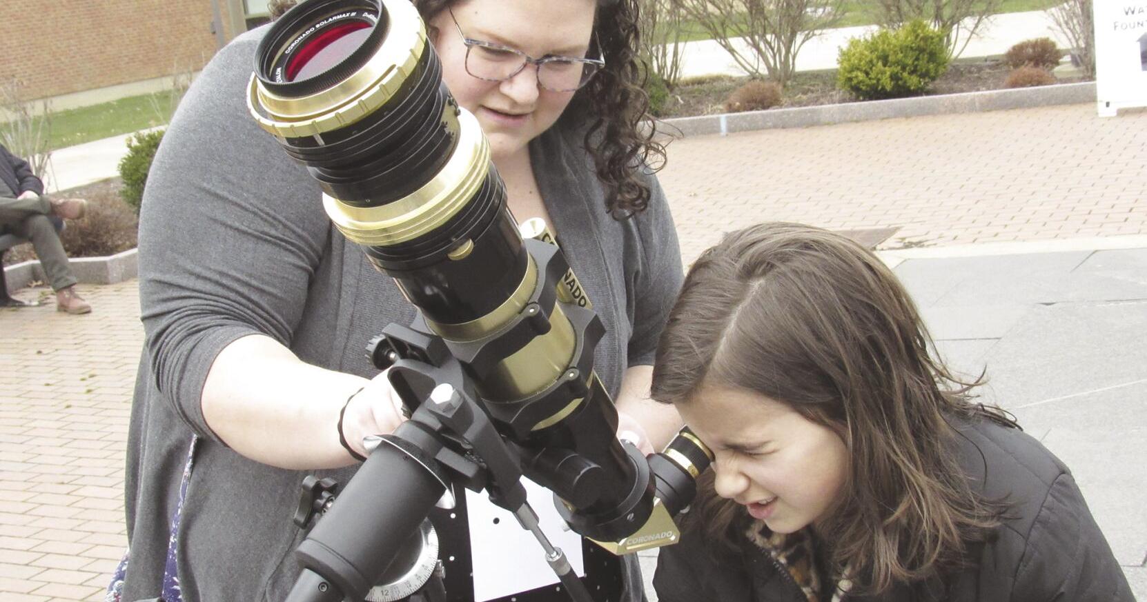 Thousands view solar eclipse in Oneonta - Vimarsana News