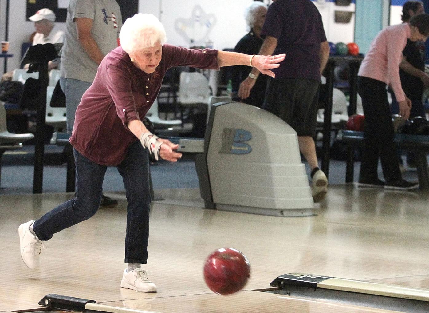 A Strike A Spare And A Smile Senior Bowler Has Right Stuff Community Thedailytimes Com