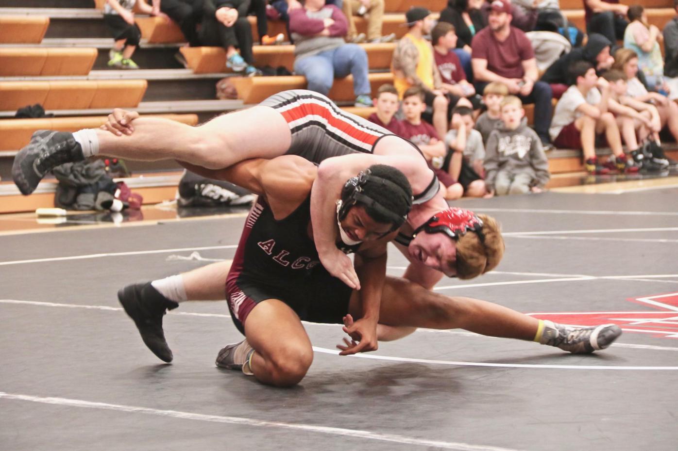 Maryville wrestlers score victory over Alcoa Sports