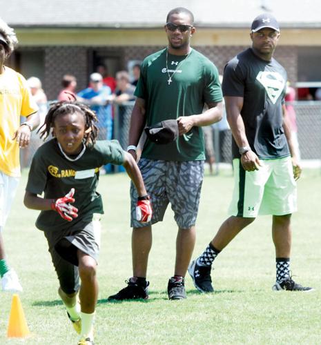 Randall Cobb, Casey Hayward watch Isiah Cox at Inspire 18 camp, Sports