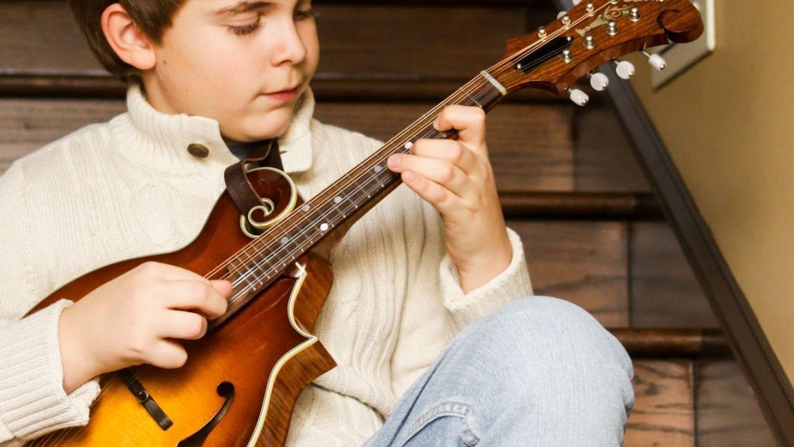 Bluegrass wunderkind: Blount County's Wyatt Ellis gets a Sierra Hull assist to take his picking to the next level - Vimarsana News