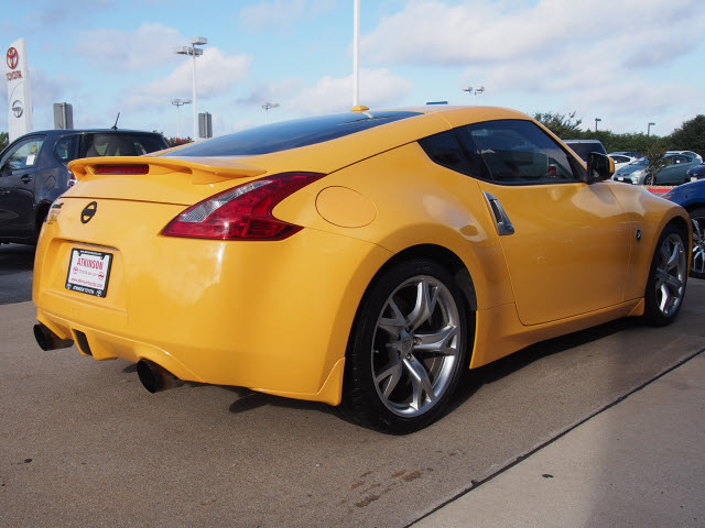 2009 nissan 370z yellow