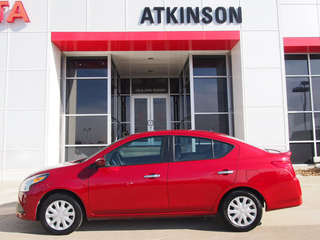 red nissan versa 2015