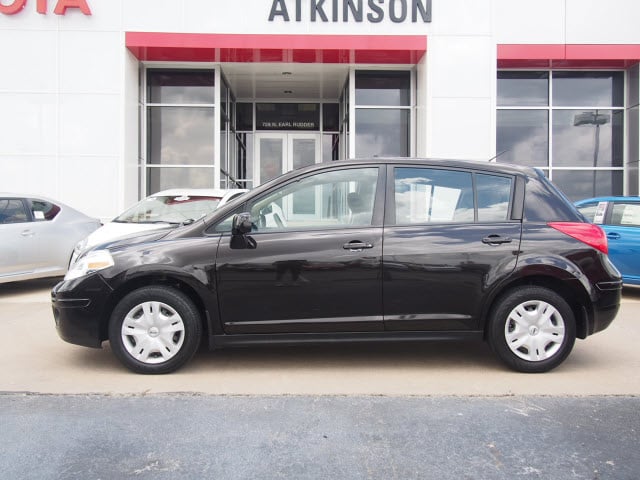 2011 black nissan versa