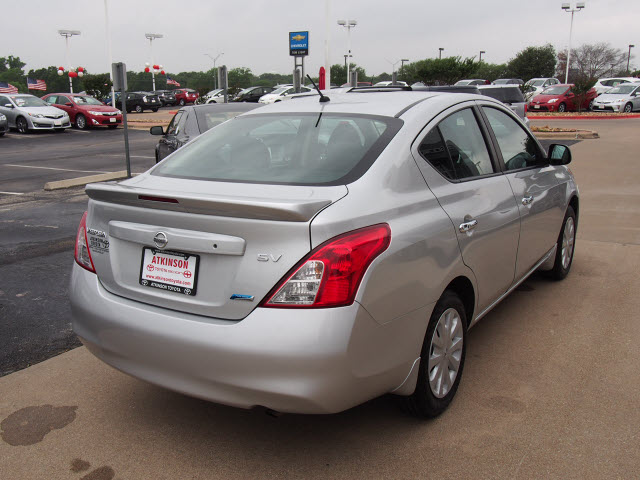 2013 nissan versa silver