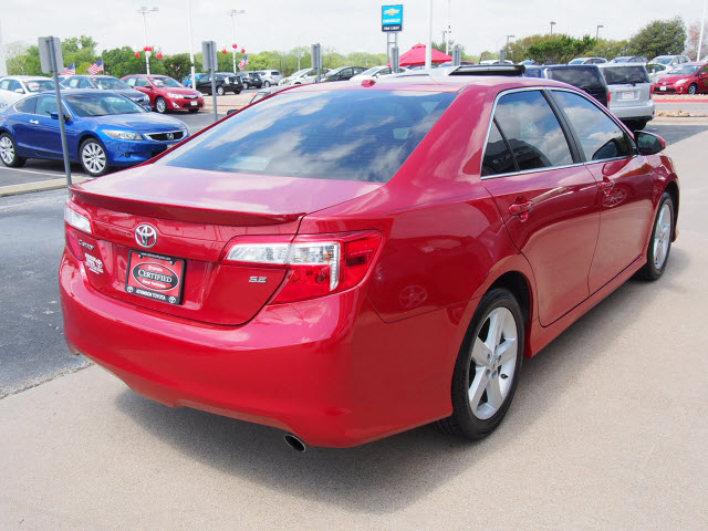 Toyota Camry Barcelona Red 2012: Sebuah Ikon Keanggunan dan Keandalan yang Tak Lekang Waktu