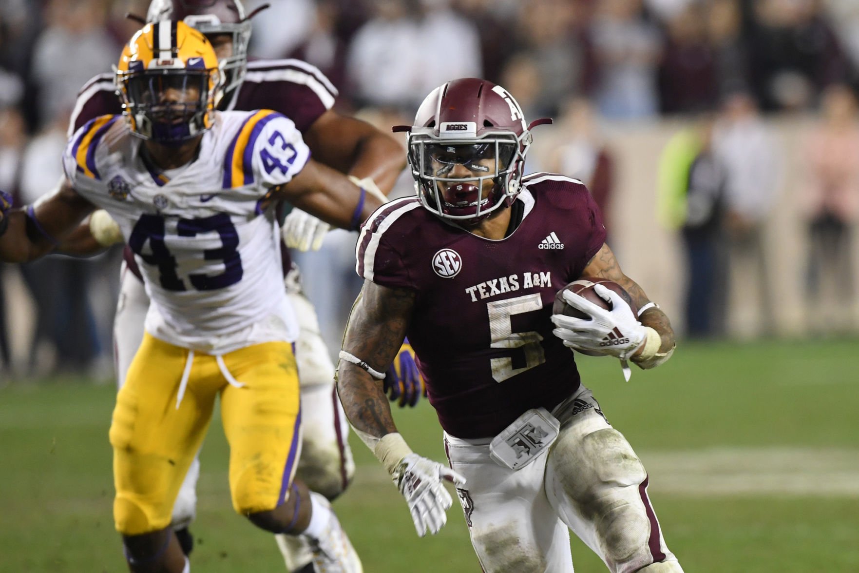 RB Williams 169 Yards From Breaking Texas A&M's Single-season Rushing ...