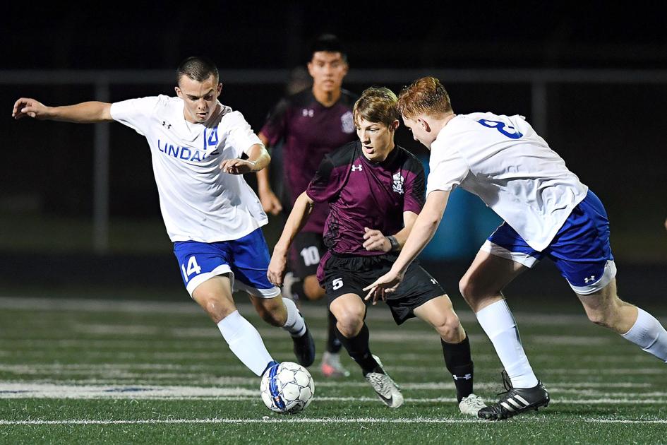 A&M Consolidated boys soccer team beats Lindale 3-1 in bi-district