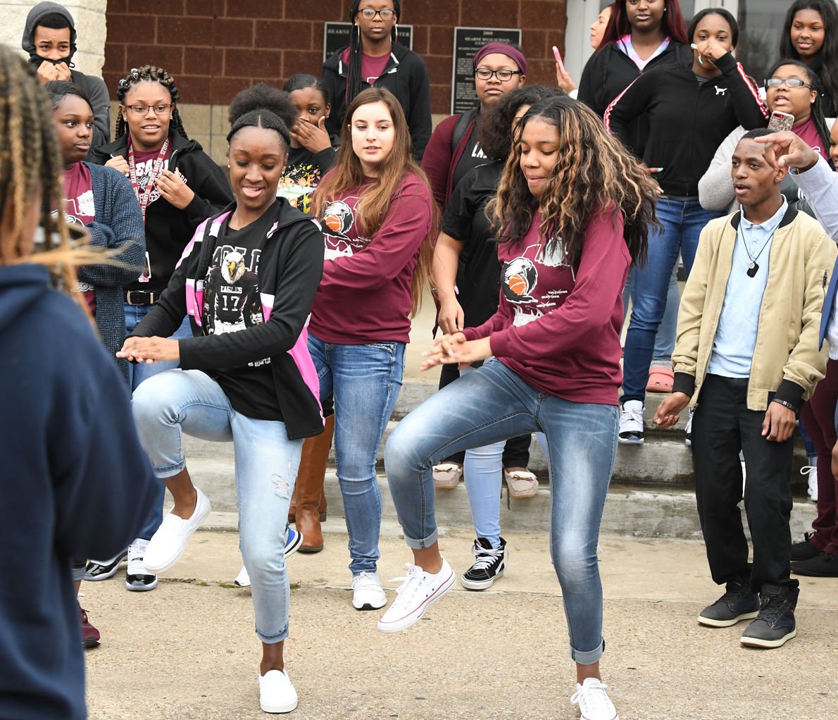 Hearne High School celebrates statebound basketball team in sendoff
