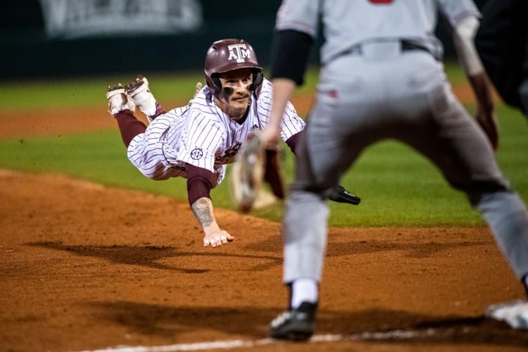 Texas A&M baseball team breaks in 17-year-old catcher in 8-2 win over  Seattle