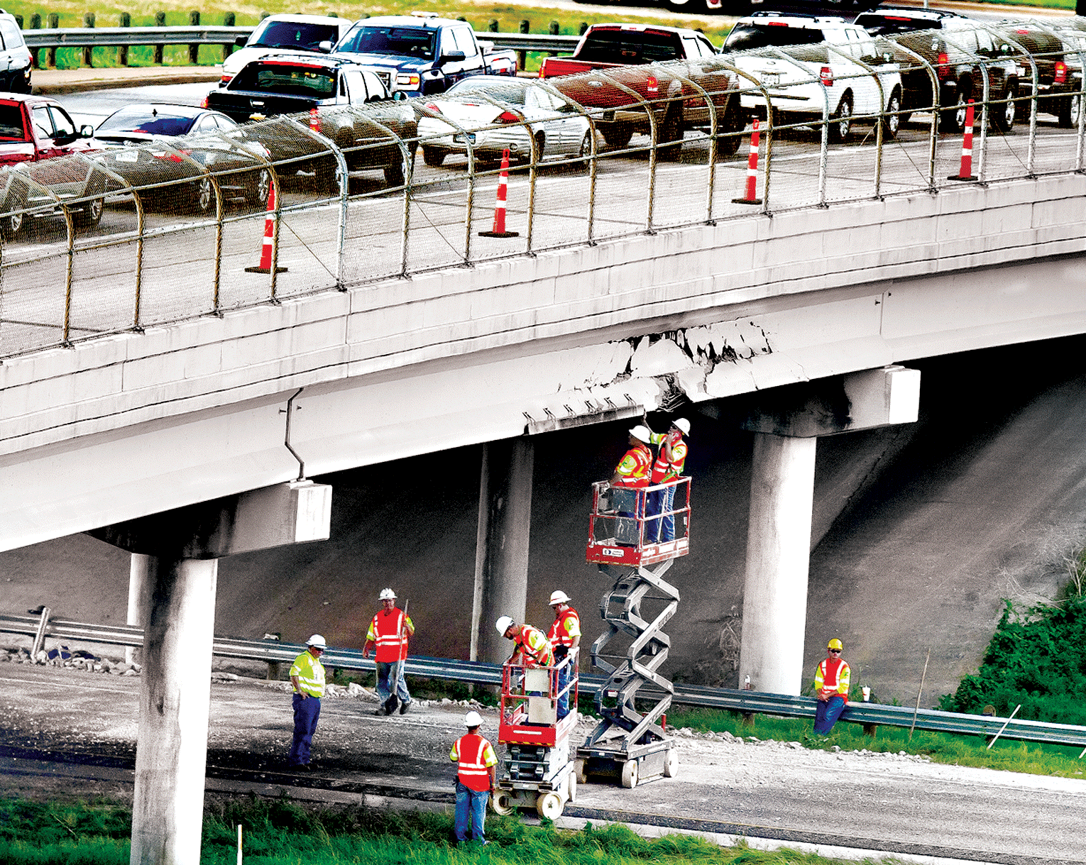 Construction equipment hits Texas 6 overpass