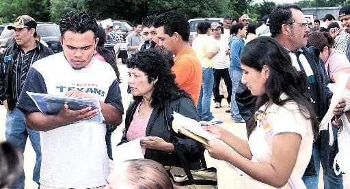 Hundreds apply for consular cards