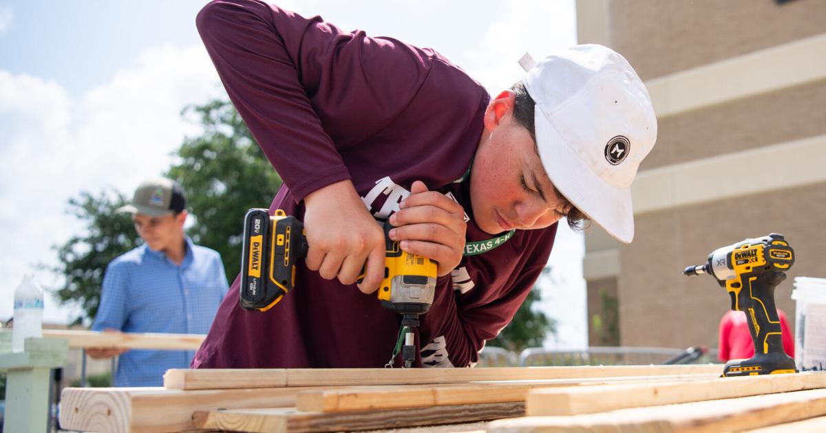 Texas 4-H Roundup hosts bed build for local nonprofit