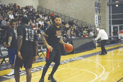 Former Texas A M Athlete Mike Evans Gives Back To Community With 2k Scholarship Local News Theeagle Com
