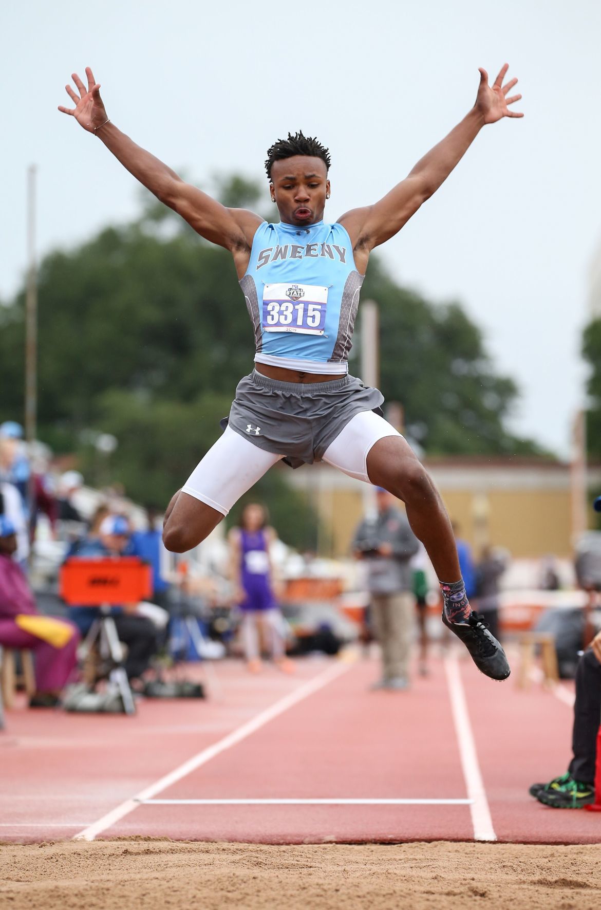 Clemons Takes Second In Long Jump 