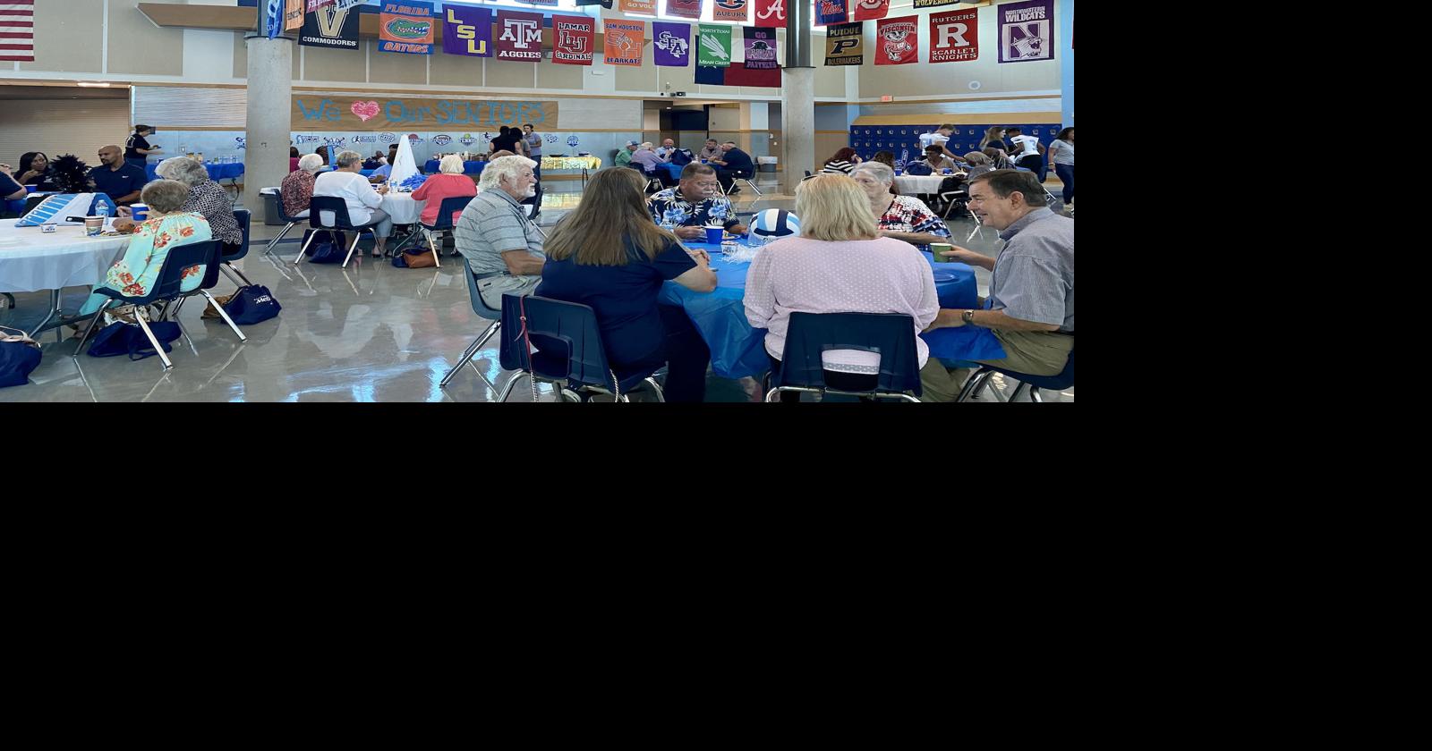 Sweeny ISD seniors give back to senior supporters News