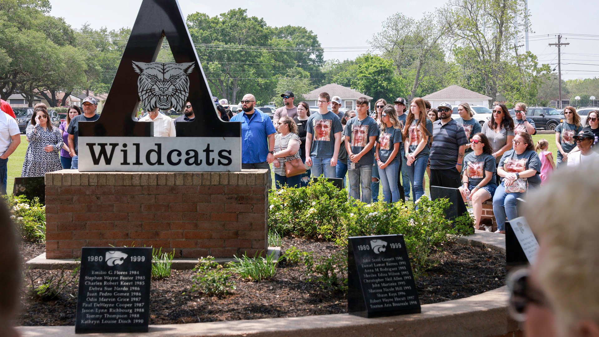 AISD Alumni honors students and faculty at memorial garden