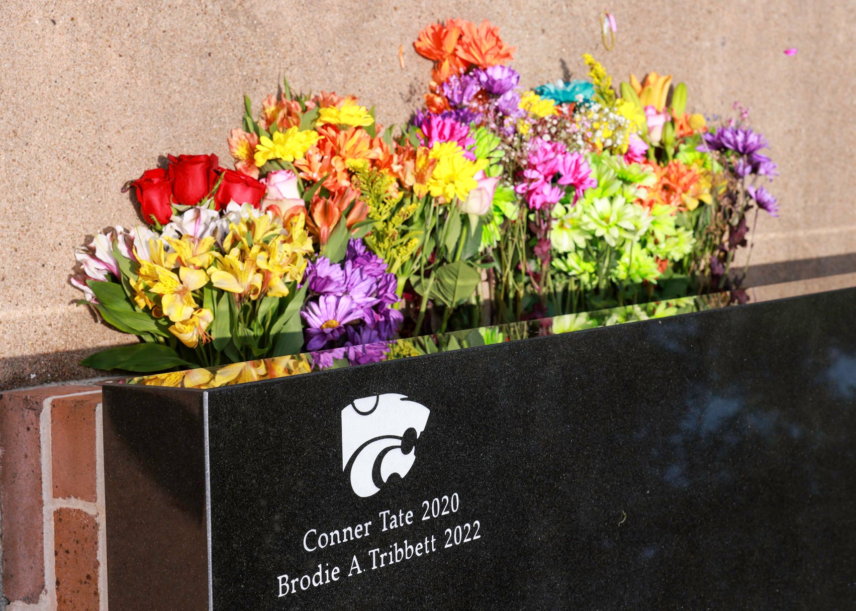 AISD Alumni honors students and faculty at memorial garden