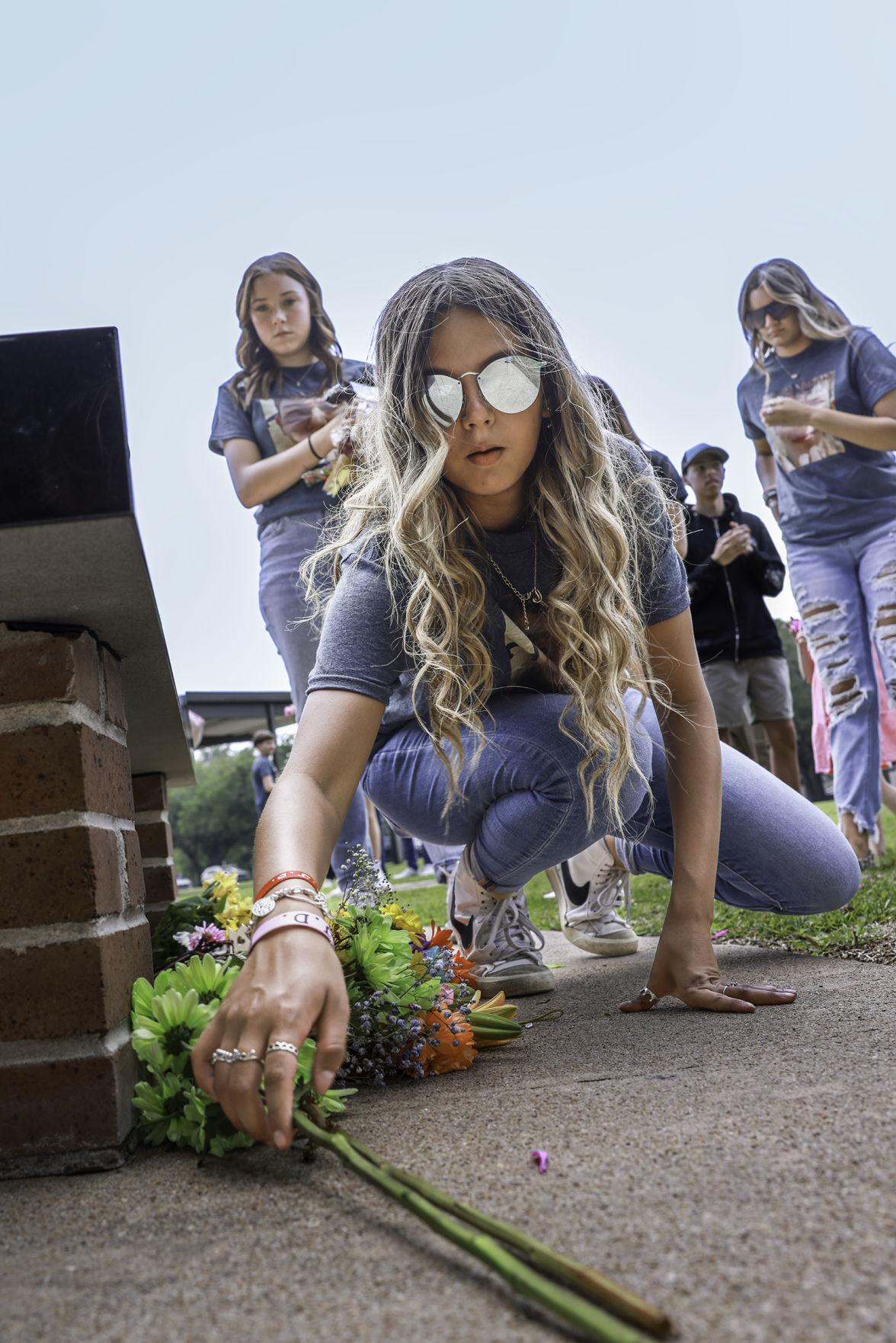 AISD Alumni honors students and faculty at memorial garden