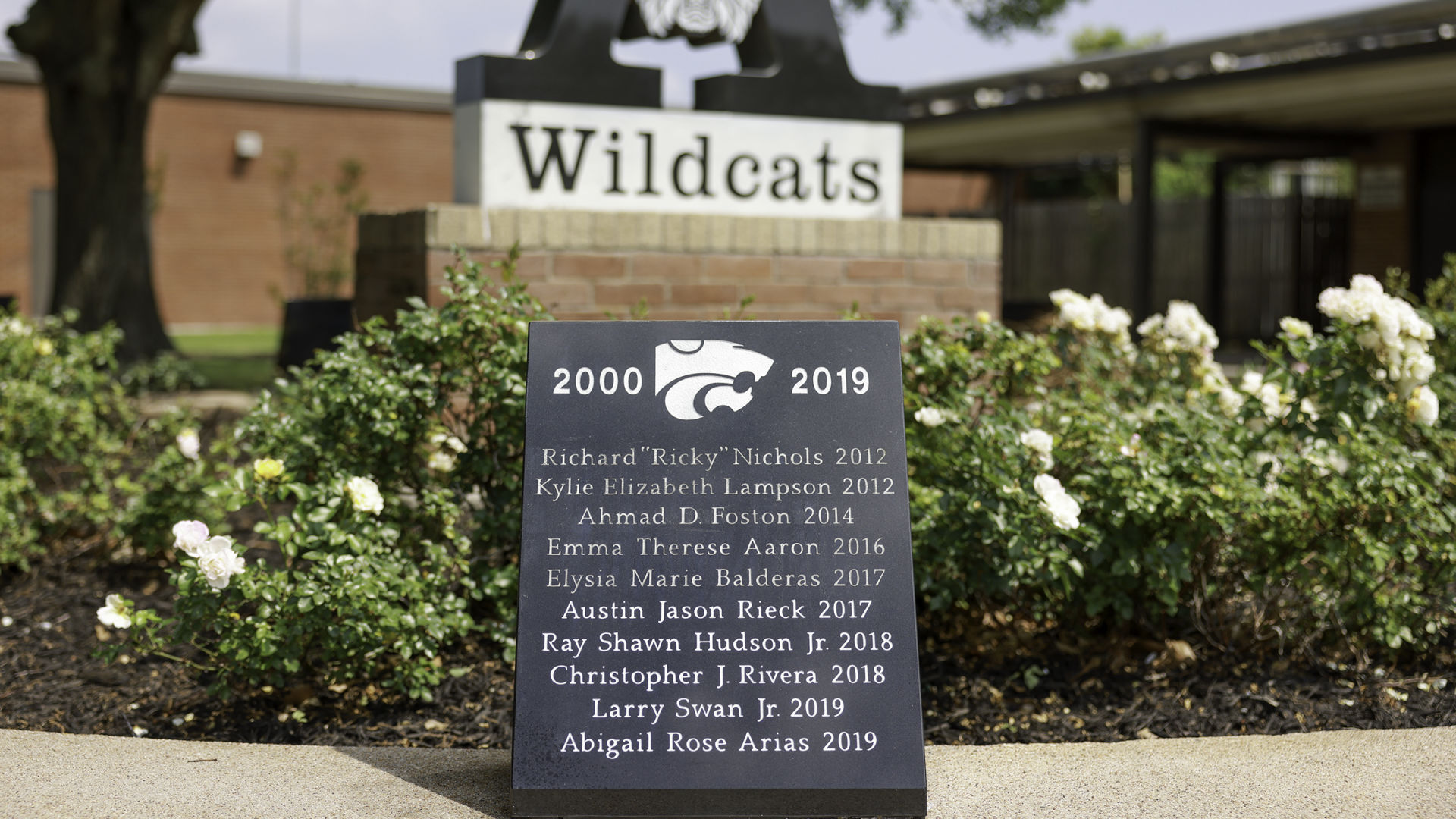 AISD Alumni honors students and faculty at memorial garden