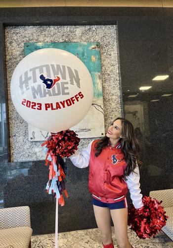 B’port graduate Tovar cherishing 2nd year of cheerleading for Houston