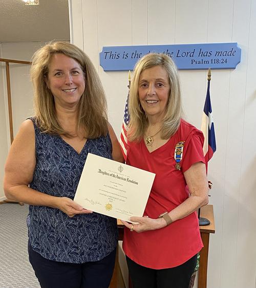 DAR presents award
