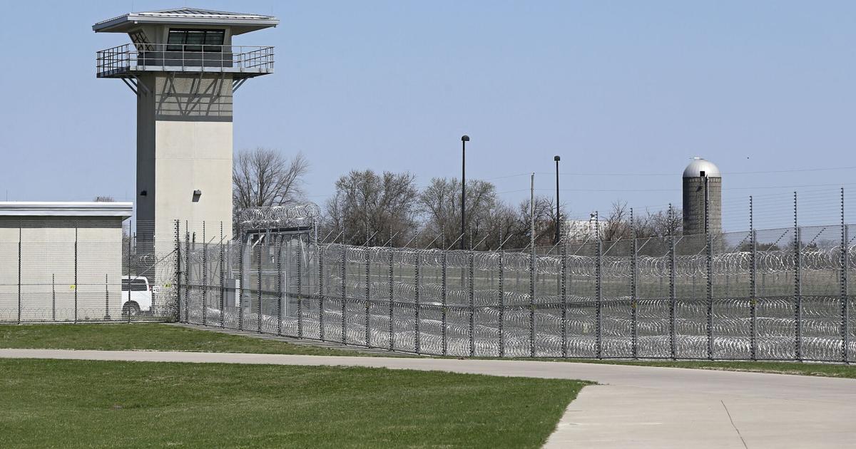 Decatur County Iowa Inmates Two Iowa inmates charged with trying to kill two prison employees ...
