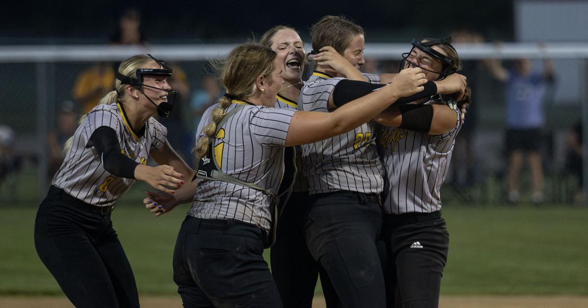 Photo Gallery: Edgewood-Colesburg at North Linn in Class 1A regional finals
