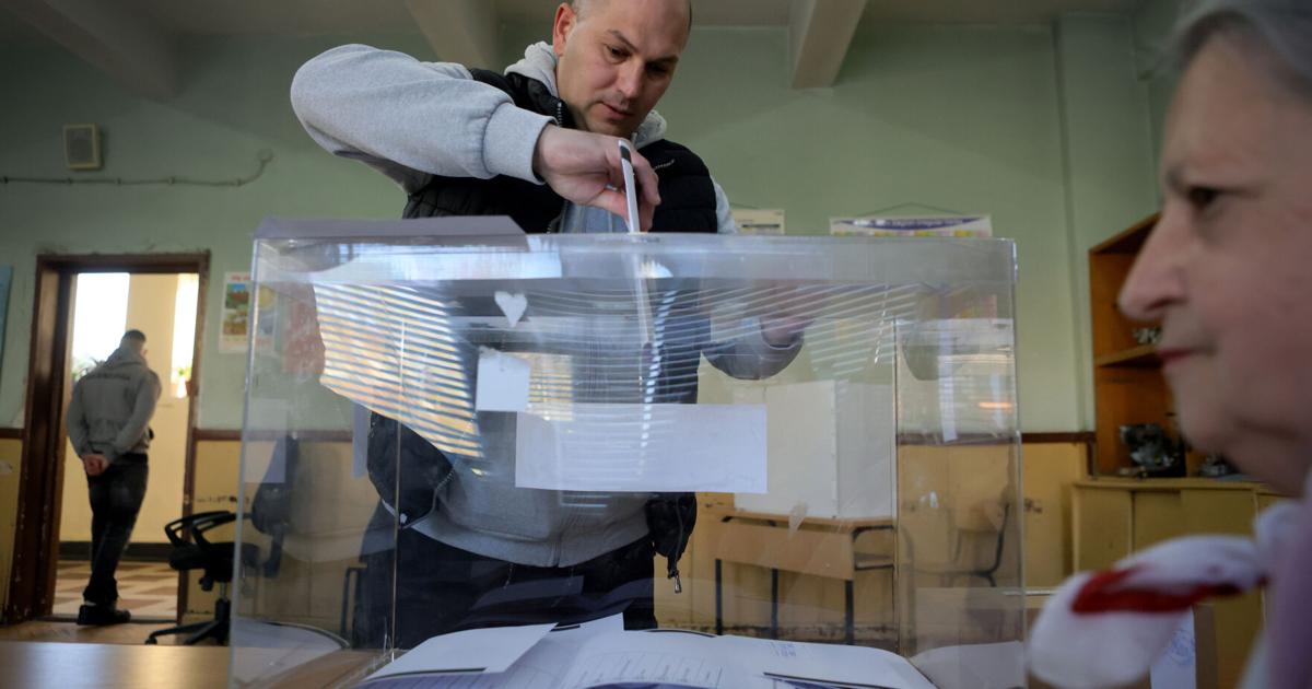 Левоцентристская коалиция бывшего президента Радева победит на выборах в Болгарии, предполагает экзитпол