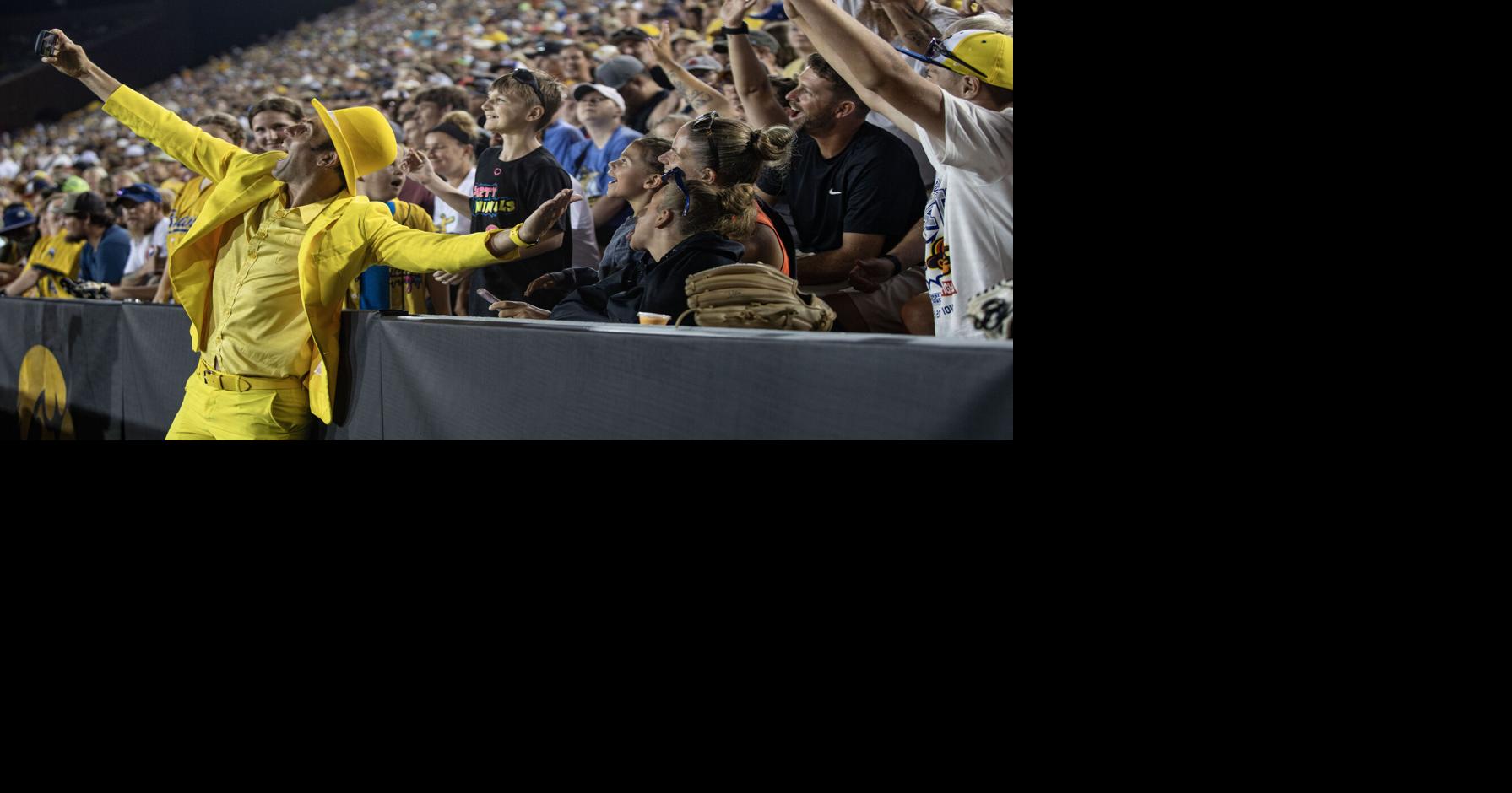 Savannah Bananas’ two-game show brought its joy to sold-out crowds in Iowa ...