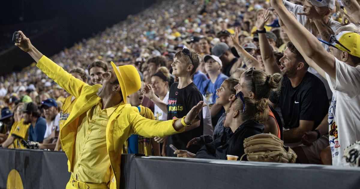 Savannah Bananas’ two-game show brought its joy to sold-out crowds in Iowa ...