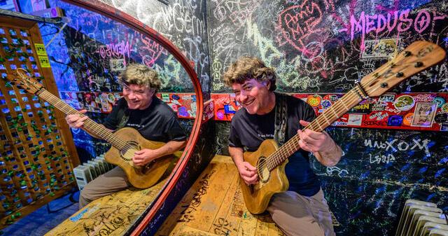 One-man band Keller Williams returns to Iowa City