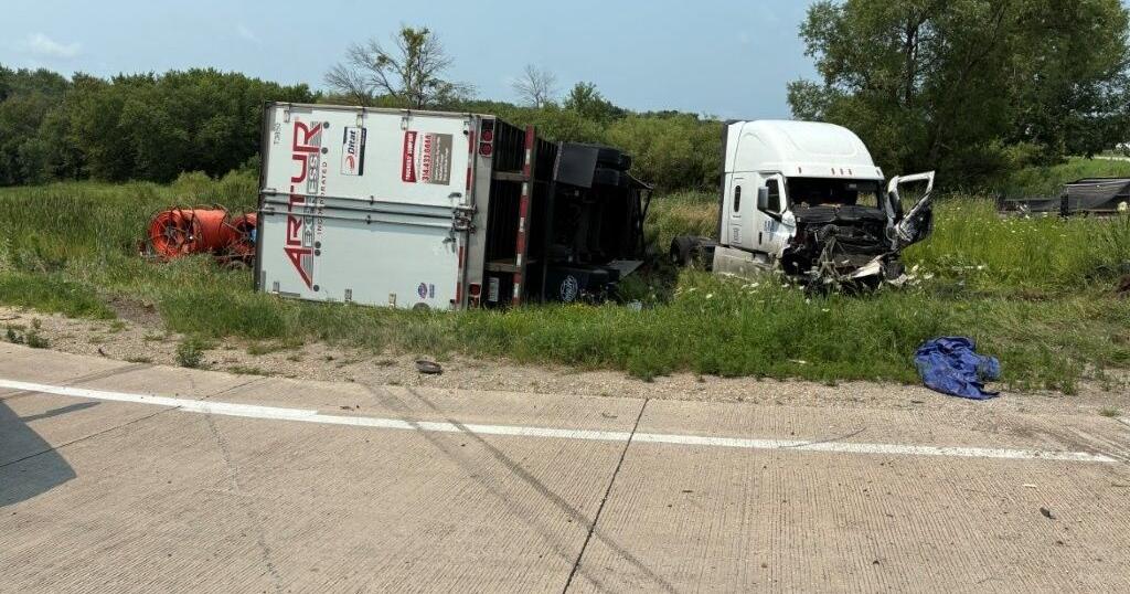 3 injured in semitruck-pickup crash