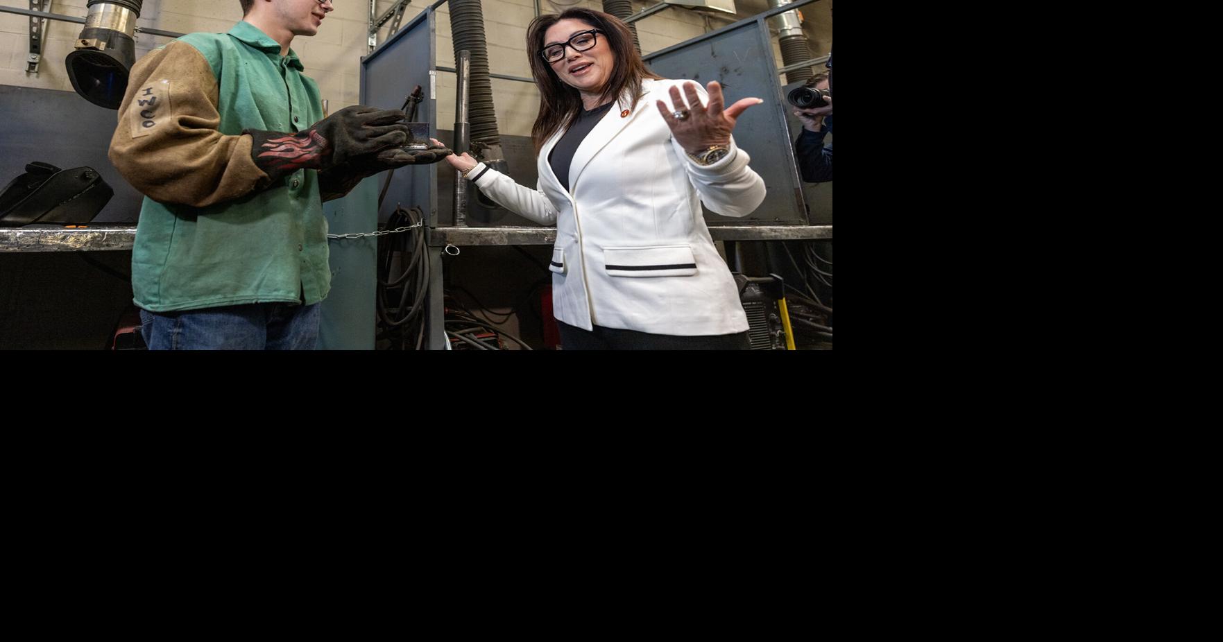 Labor secretary talks trades, railroad merger in visit to western Iowa ...