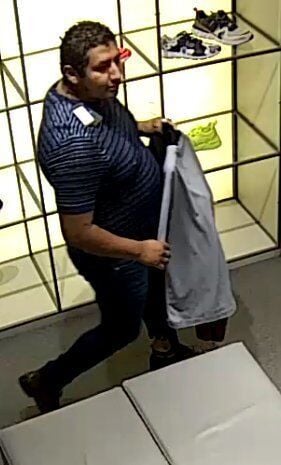 Police search for suspects after $10,000 of clothing stolen from Toronto  Premium Outlets in Halton Hills