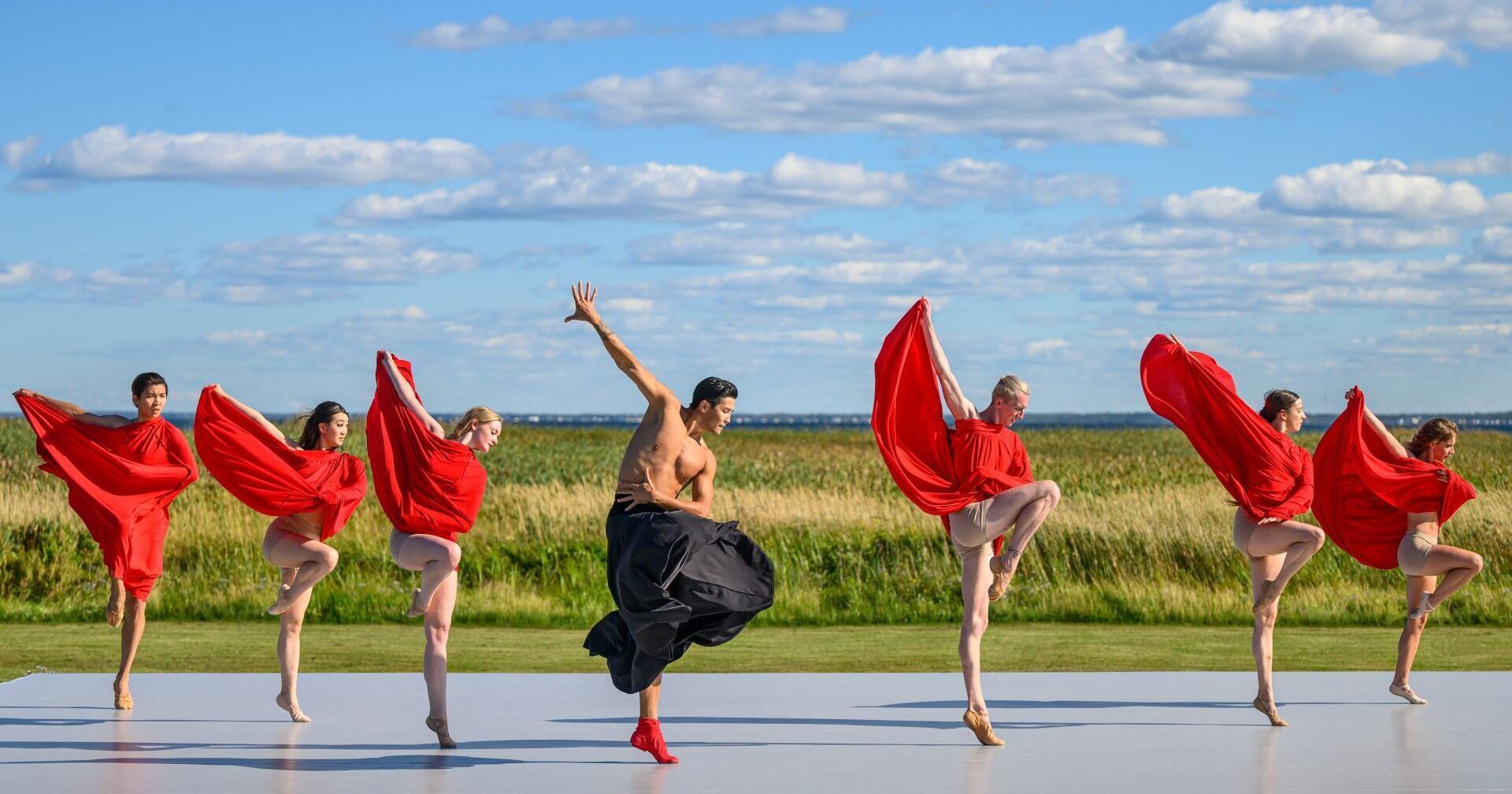 See ballet by the beach with an amazing view and superb food - Vimarsana News