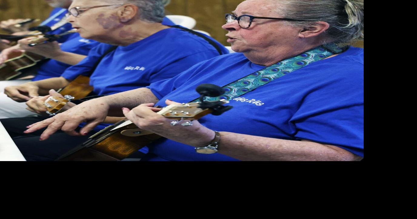Grand Island musicians find fun and friendship in Ukes R Us group