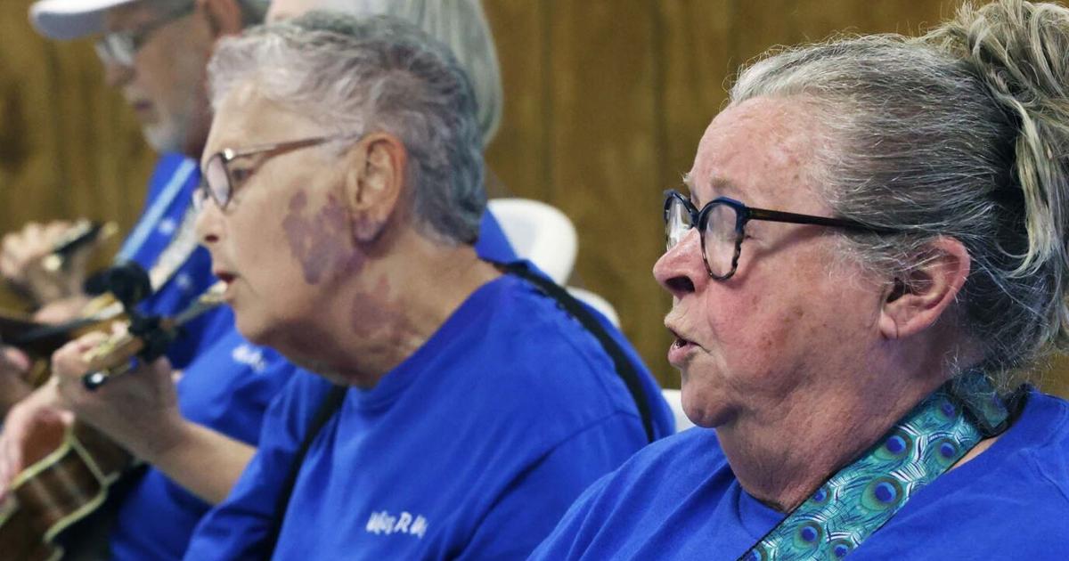 Grand Island musicians find fun and friendship in Ukes R Us group