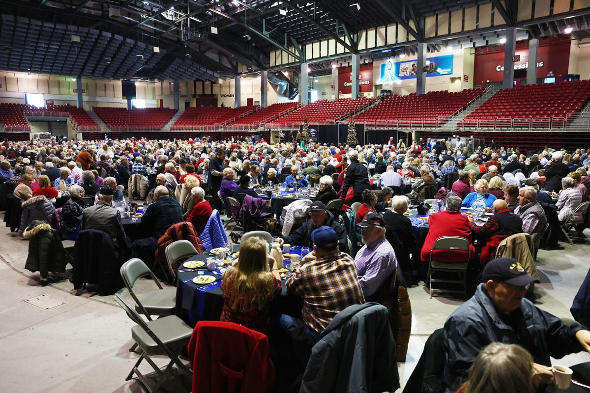 Five Points Bank Golden Club meal draws 1,500 in Grand Island