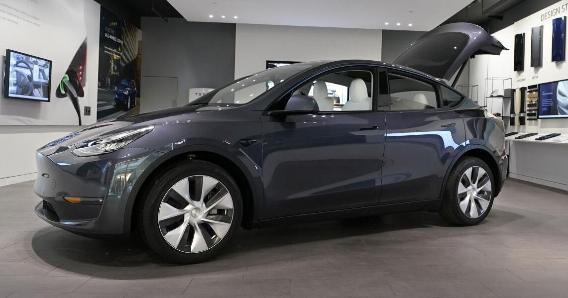 US probes Tesla autopilot, steering wheels that can come off