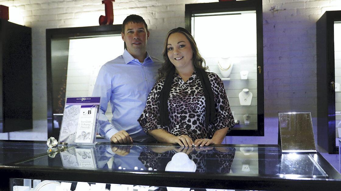 A 'gem' in downtown Aurora: New jewelry store provides special gifts for the holiday season | Grand Island Local News - Vimarsana News