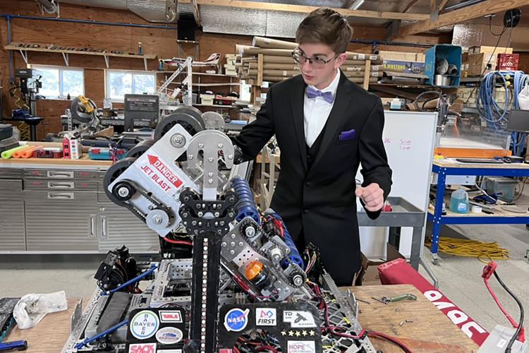 060624-gii-news-robotics-club-p8.jpg