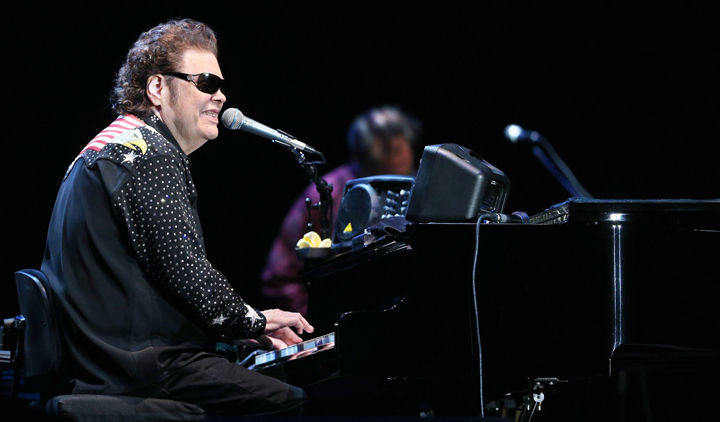 Sellout crowd welcomes Ronnie Milsap to Heartland Events Center