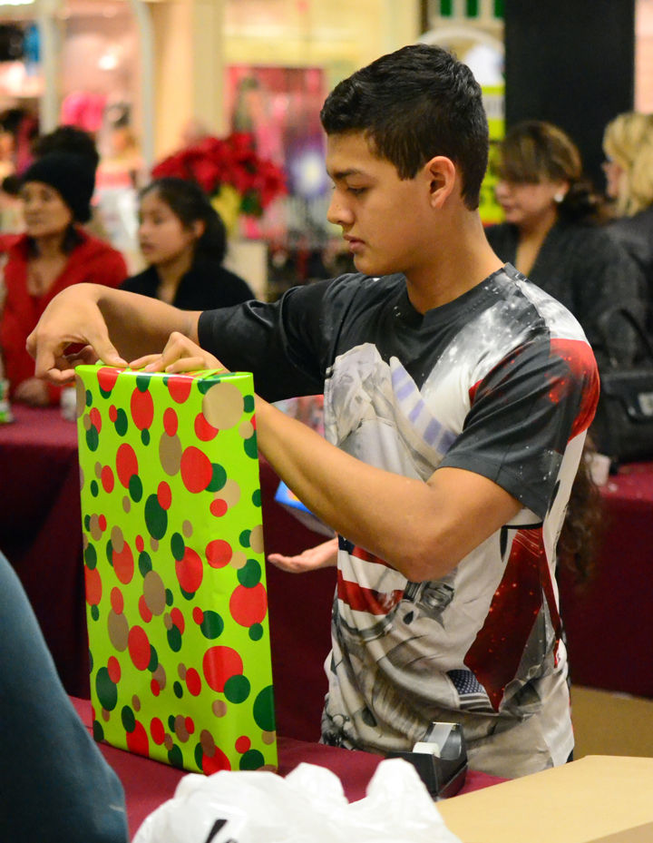 Gift wrapping service at mall benefits local nonprofits