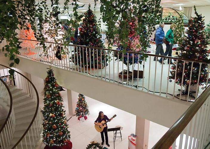 Stuhr Christmas features music